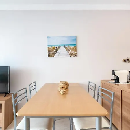 Lägenhet Bright 1 Bdr Flat With Pool & Balcony By Lovelystay