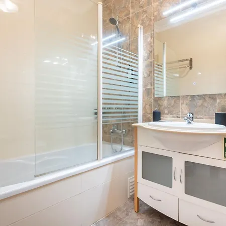 Lägenhet Bright 1 Bdr Flat With Pool & Balcony By Lovelystay