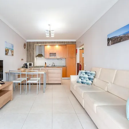 Bright 1 Bdr Flat With Pool & Balcony By Lovelystay *