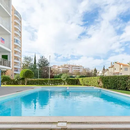 Апартаменты Bright 1 Bdr Flat With Pool & Balcony By Lovelystay