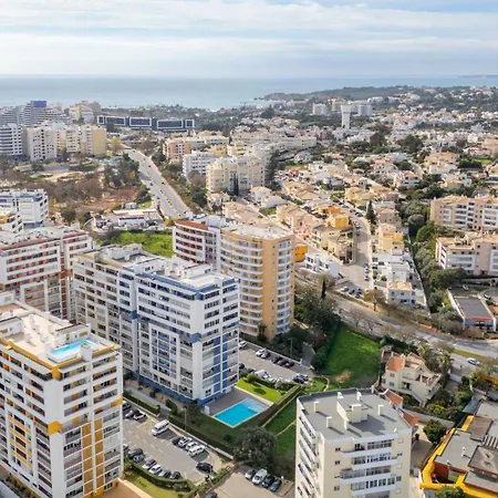 Апартаменты Bright 1 Bdr Flat With Pool & Balcony By Lovelystay Портиман